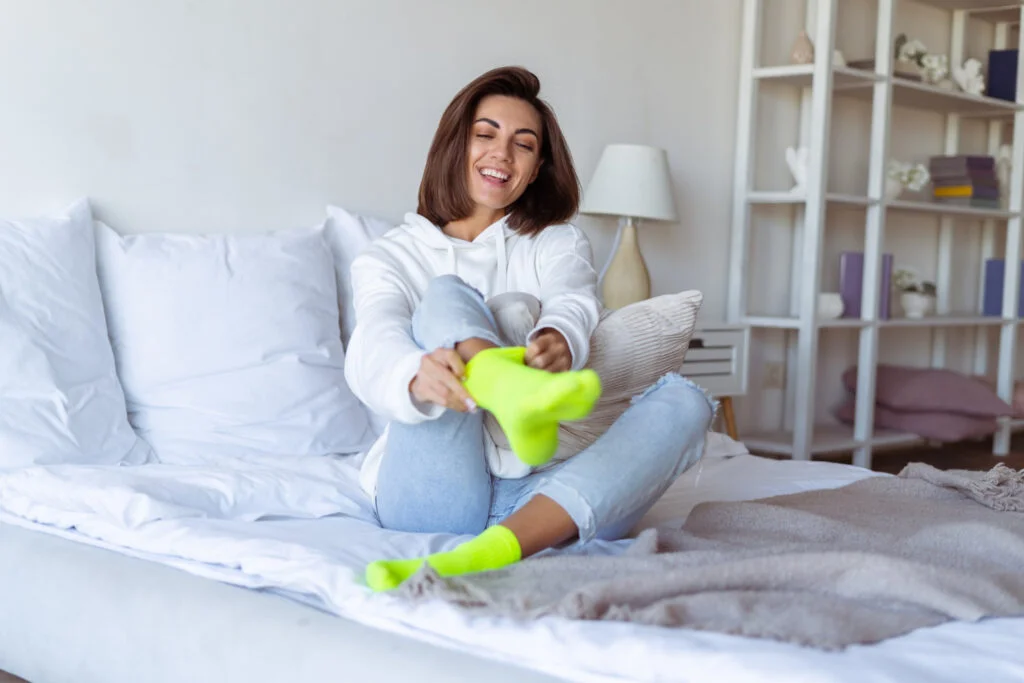 Une femme avec des chaussettes