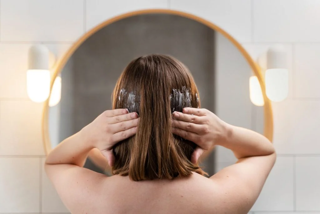 cheveux mi-longs avec du volume