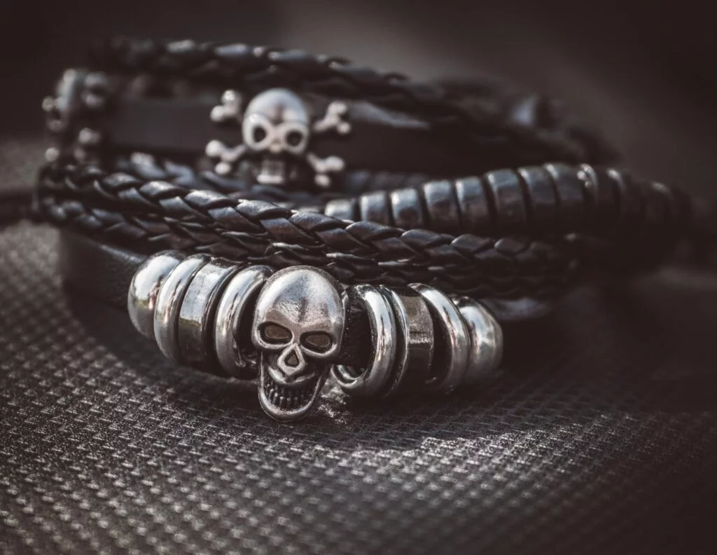 un bracelet sur lequel on voit une tête de mort