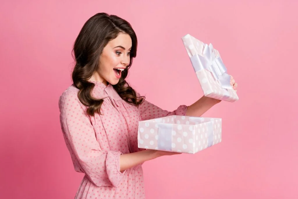 un cadeau ouvert par une femme