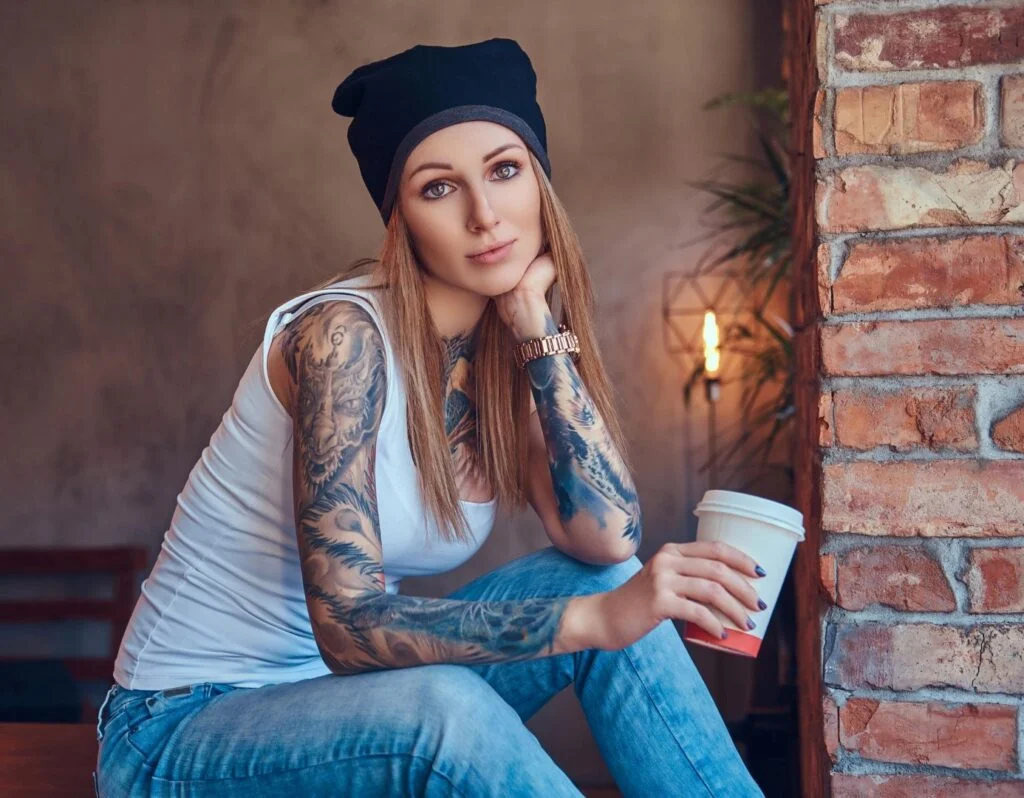 Une femme avec beaucoup de tatouages