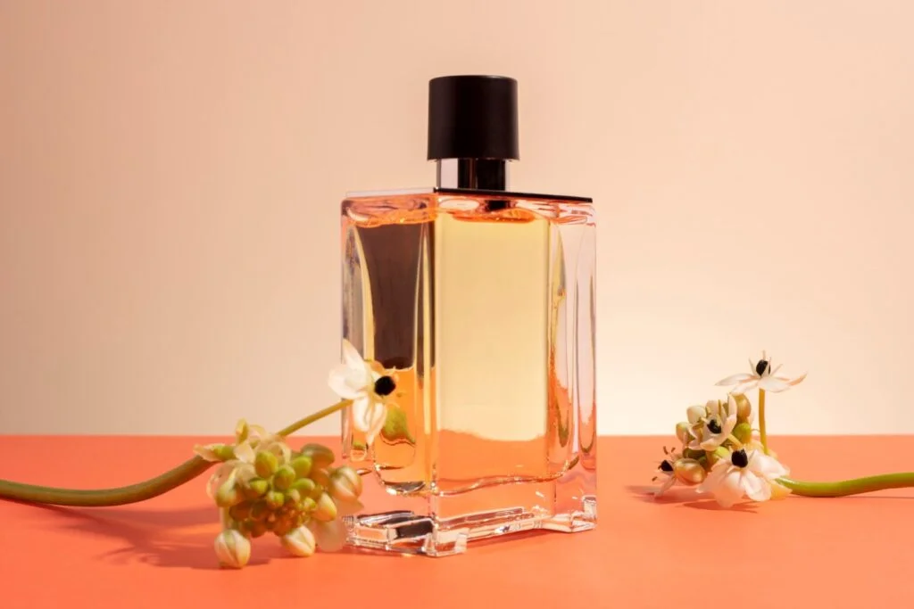une bouteille de parfum aux notes florales