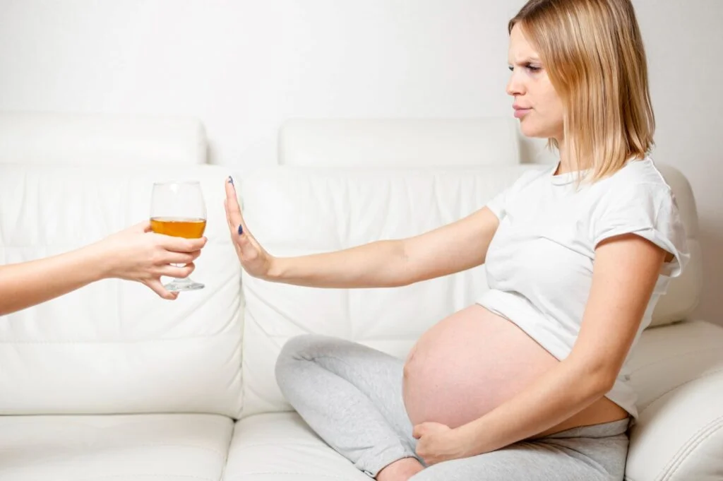 Une femme enceinte qui refuse de boire de l'alcool