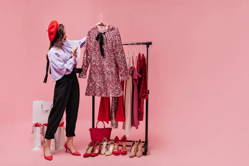 Une femme qui montre les vêtements qu'elle a créée