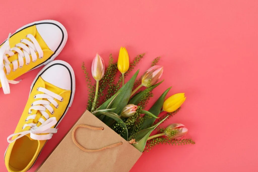 baskets jaunes avec des tulipes