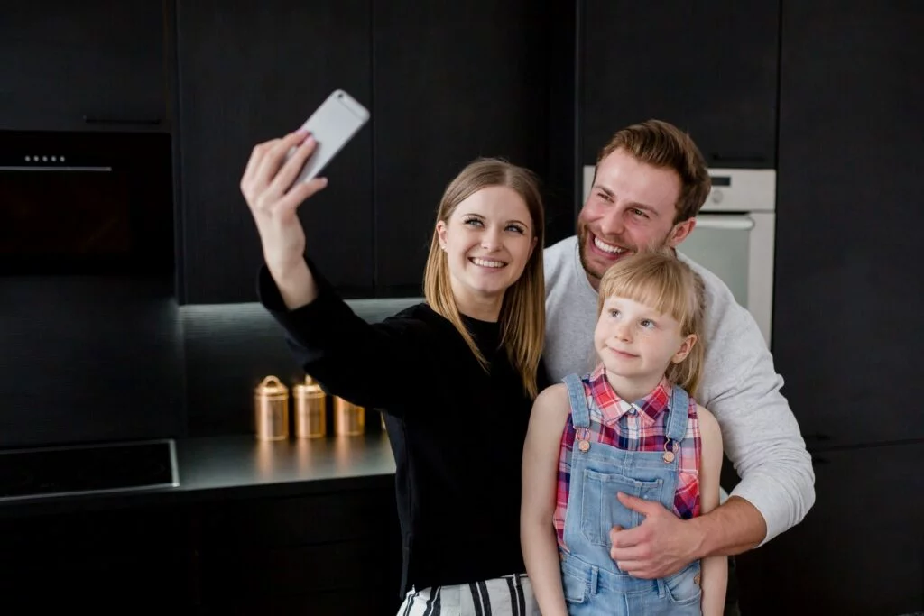 une bonne épouse avec son mari et son enfant