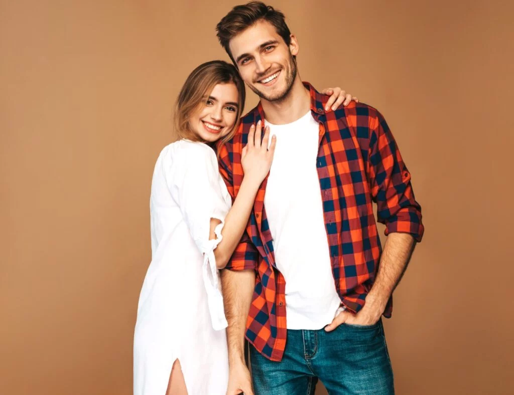 un jeune couple heureux