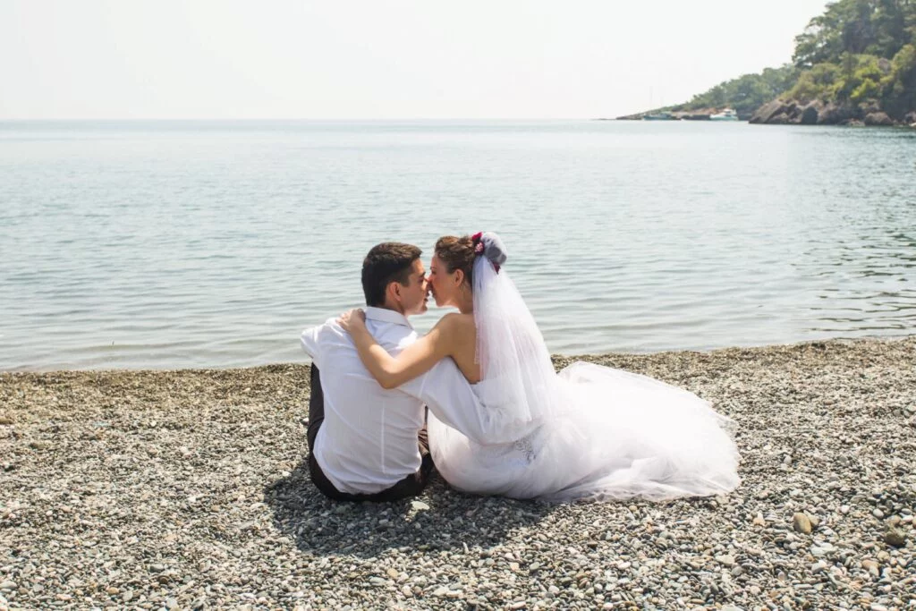 un couple de jeunes mariés sur la plage