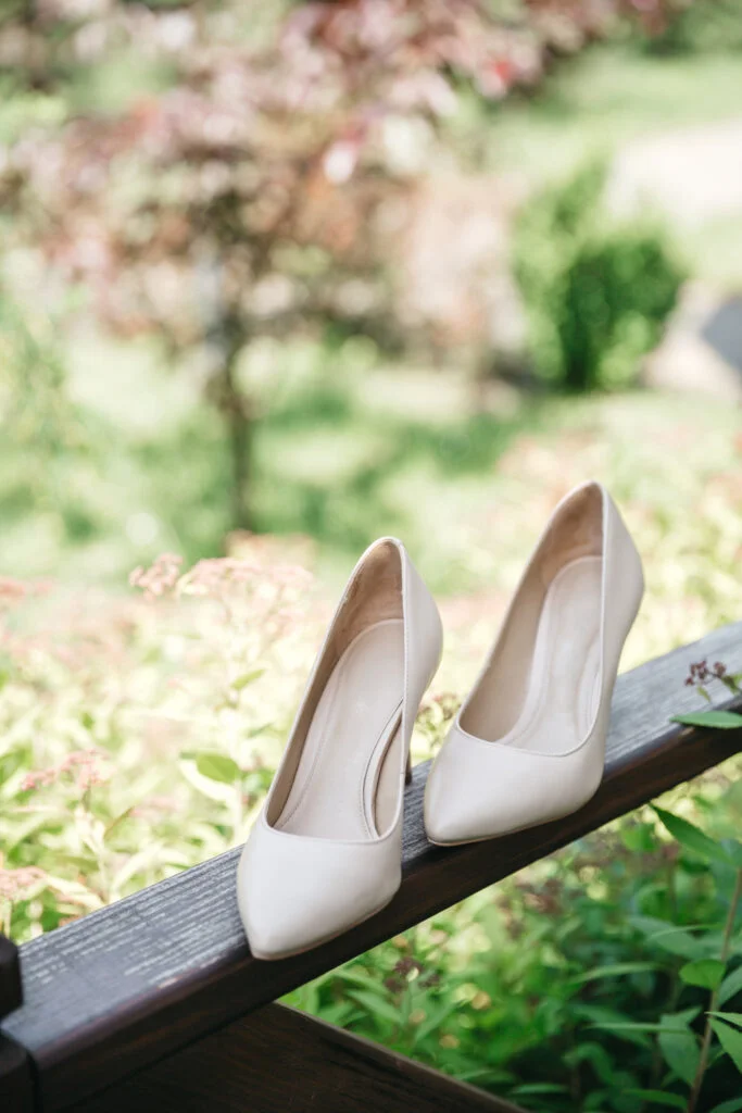 des escarpins blancs