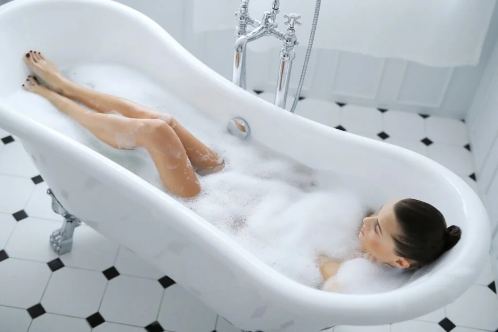 une femme allongée dans sa baignoire pendant ses règles