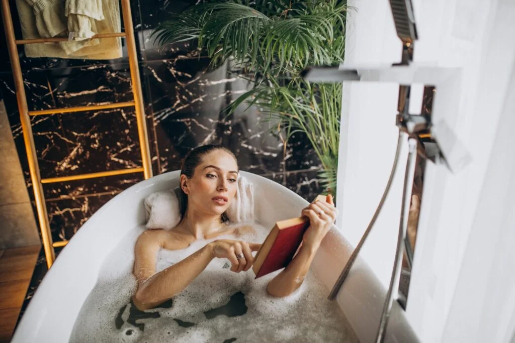 une femme qui prend un bain pour soulager ses menstruations