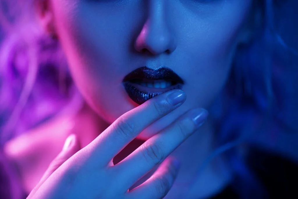 femme qui fait des photos dans un magazine de charme