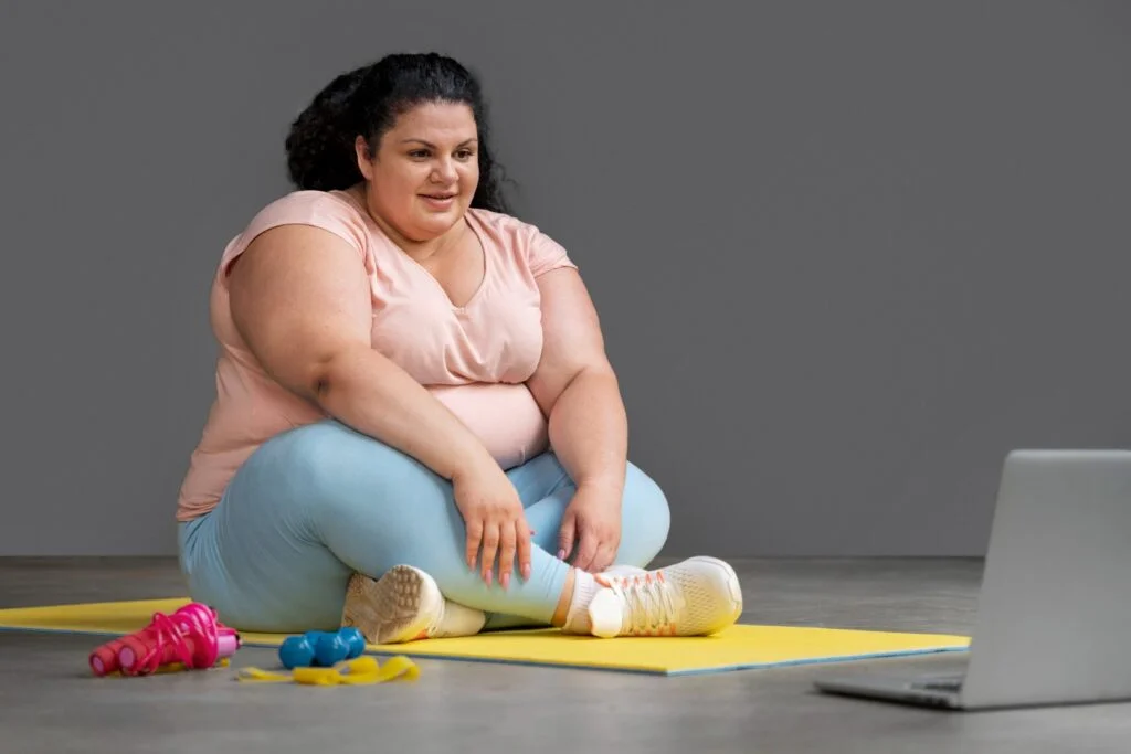 une femme aux grosses cuisses qui fait de l'exercice physique