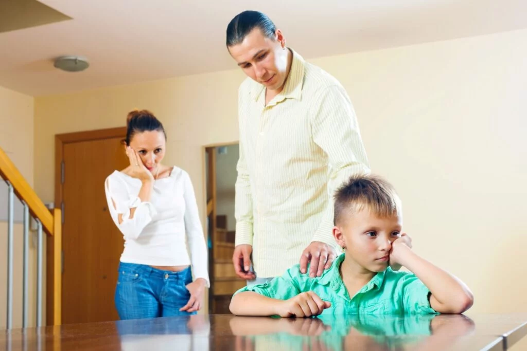 un papa qui essaie de communiquer avec son fils