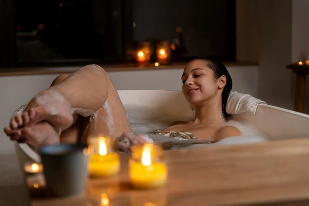 moment de détente et relaxation avec une femme qui se prélasse dans sa baignoire avec des bougies d'ambiance