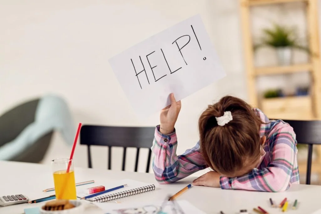 un enfant stressé qui demande de l'aide