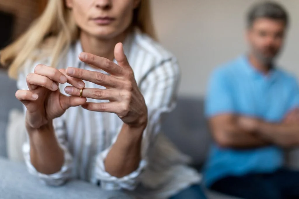 une femme qui se demande si elle doit divorcer après avoir été trompée