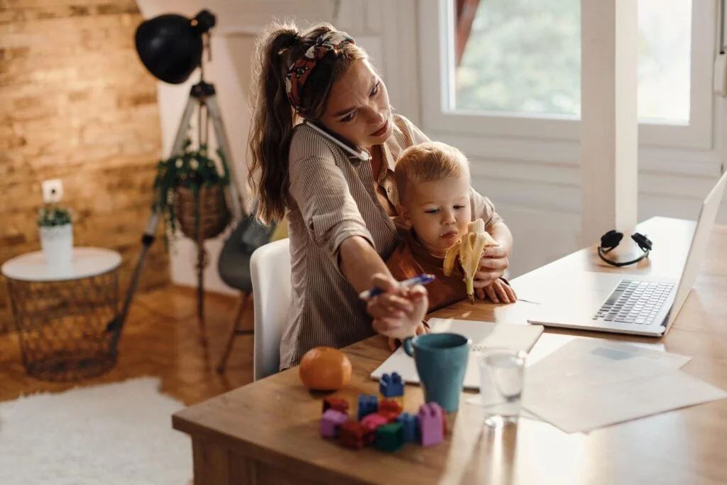 maman en télétravail qui doit tout faire