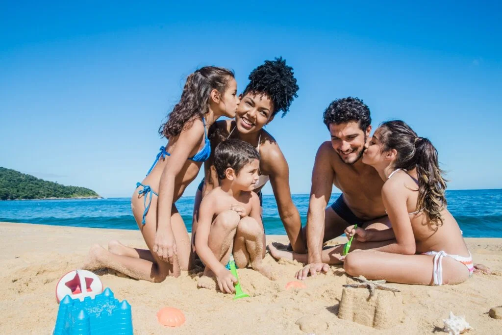 une famille qui passe de bonnes vacances à la mer