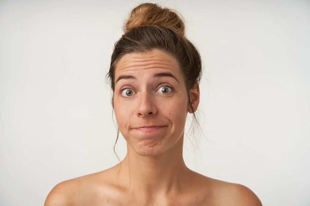 cacher les rides sur le front d'une femme