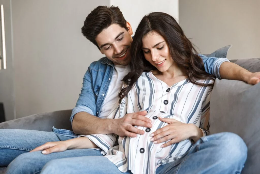Des parents qui cherchent un prénom pour leur bébé