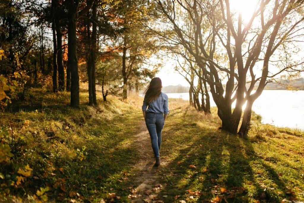 une femme qui se promène, une belle idée pour se relaxer