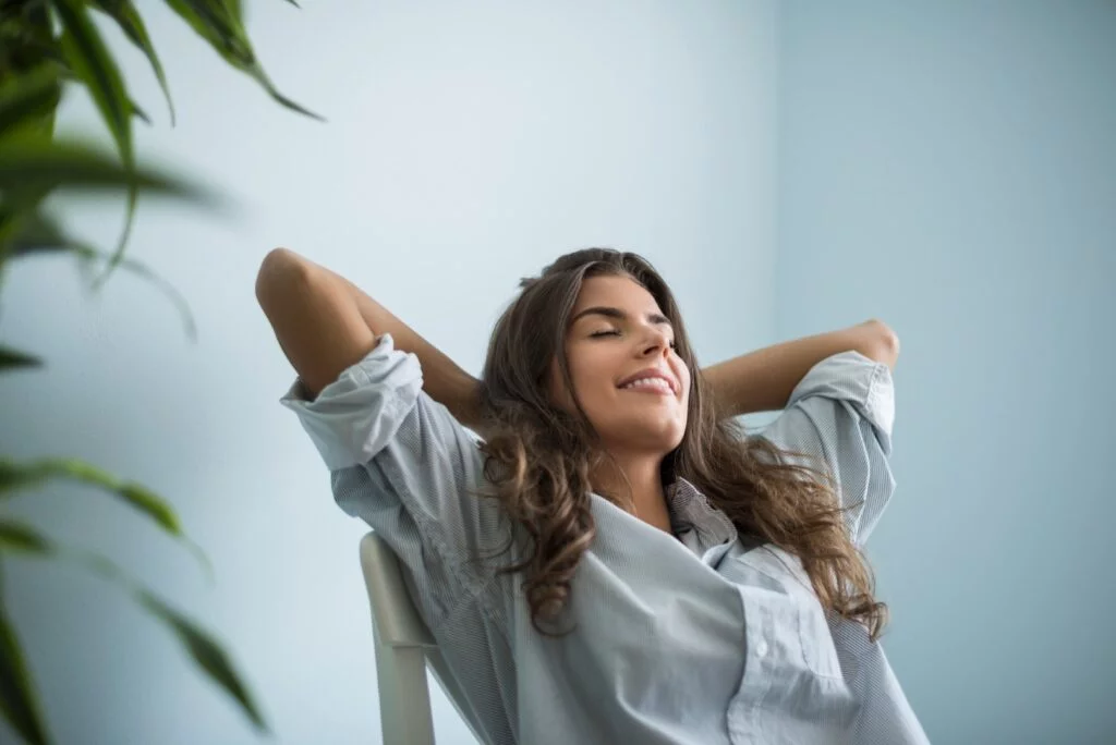 une femme qui se relaxe après une dure et longue journée de travail