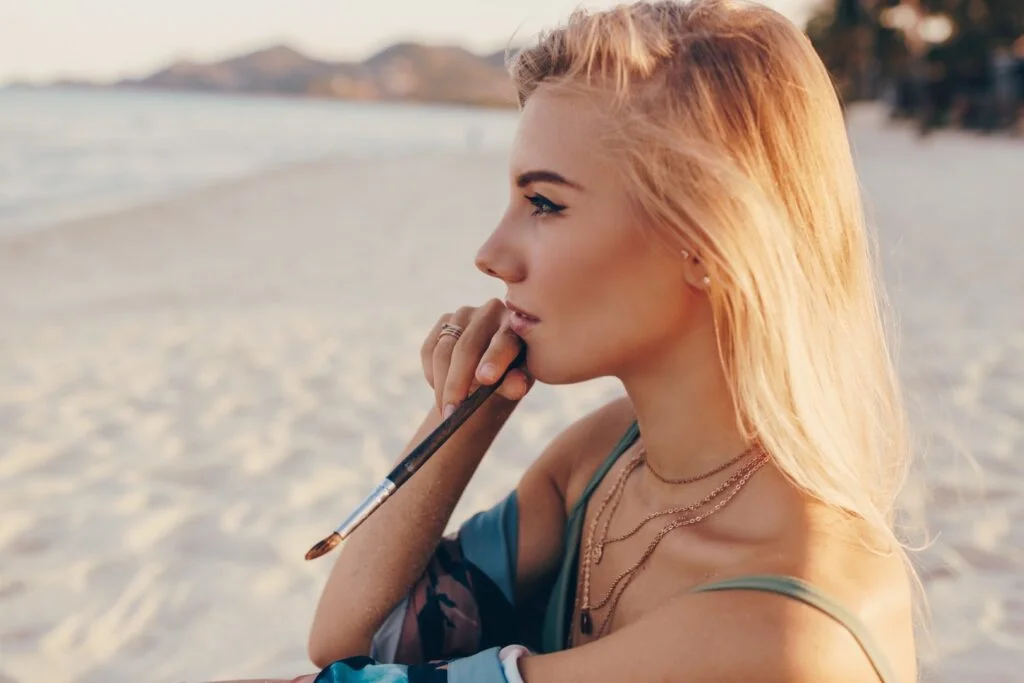 une femme sur la plage avec un maquillage