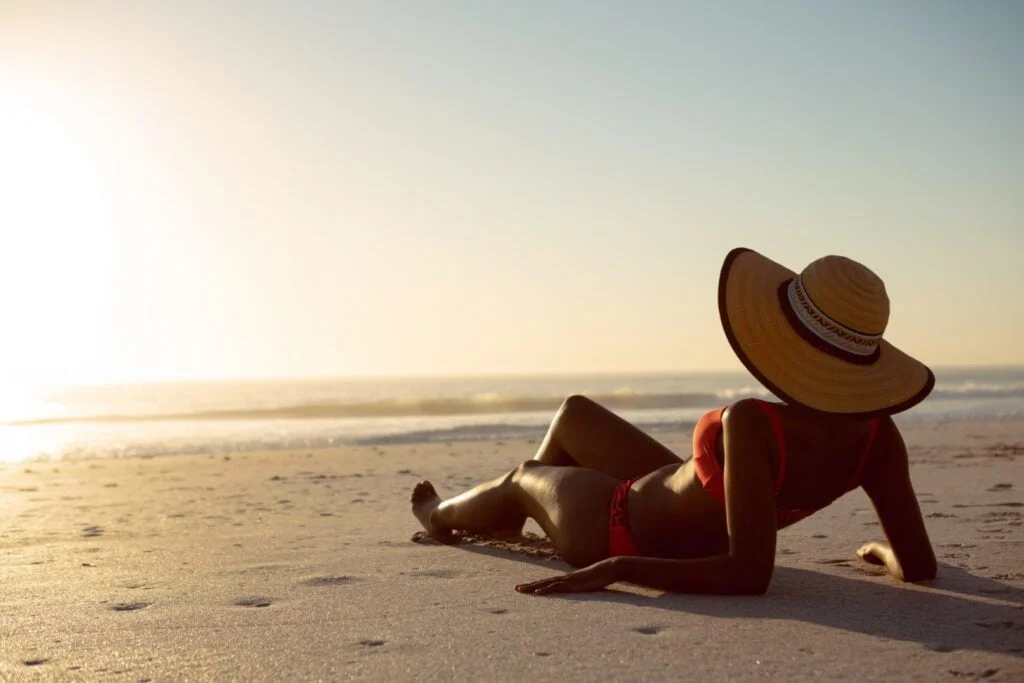 une femme avec un joli bronzage