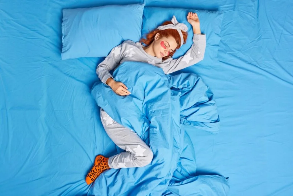 une femme qui dort en pyjama