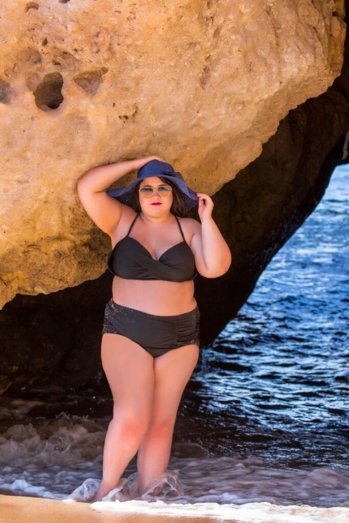 femme grande taille en bikini