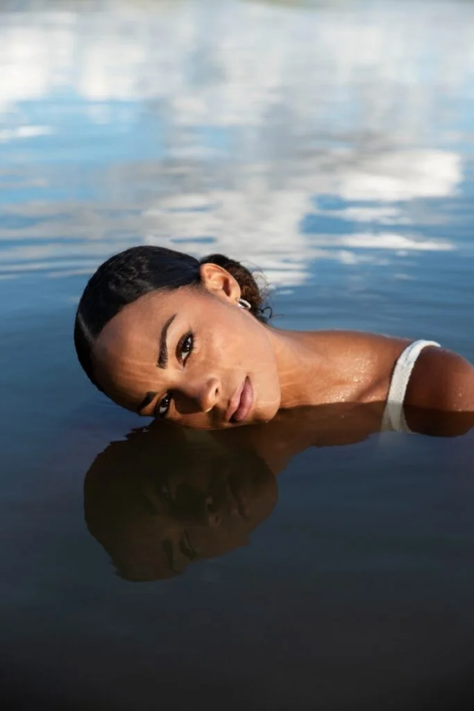 une femme maquillée dans l'eau