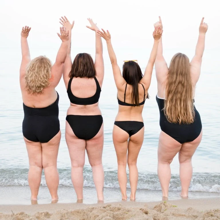 femmes rondes en maillot de bain sur une plage