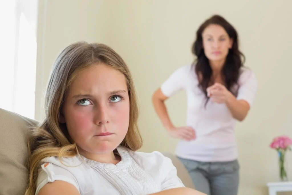 une maman qui donne une punition à sa fille