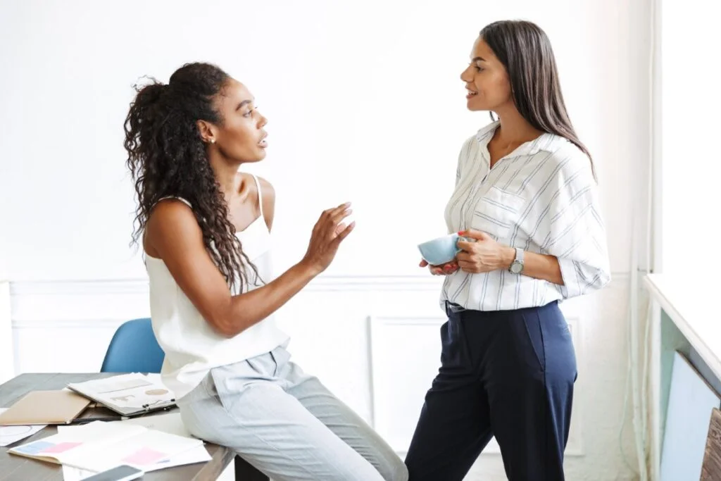 deux femmes qui parlent de maternité