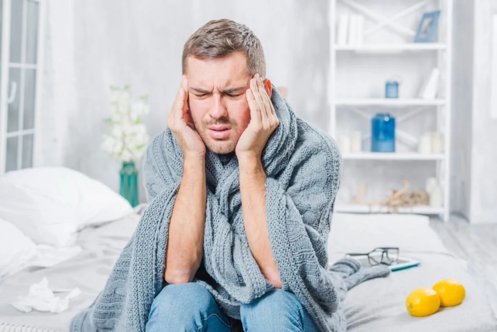 un homme fatigué au réveil et qui a mal à la tête