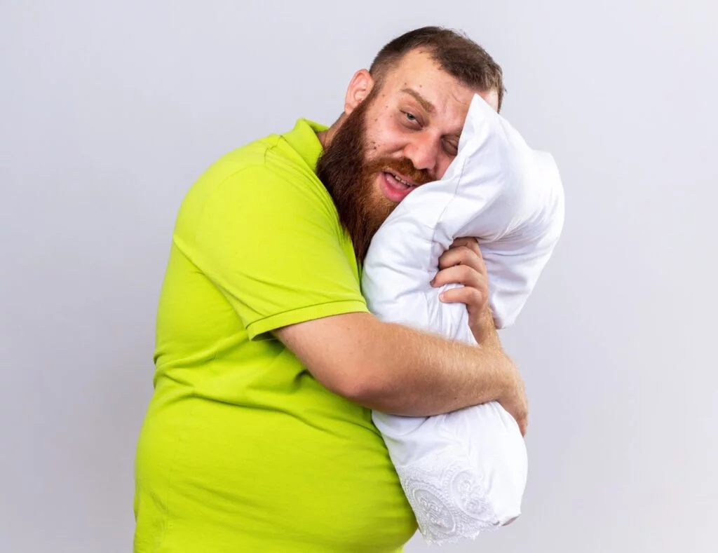 un homme qui ne dort pas bien la nuit à cause de son apnée du sommeil