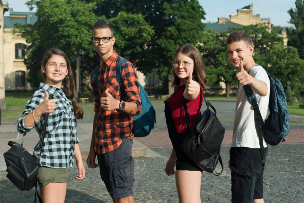 des collégiens qui partent en voyage scolaire