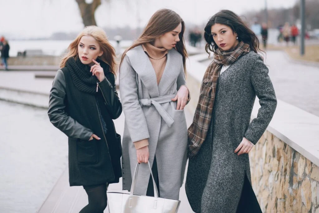 des femmes élégantes avec leurs vêtements d'hiver