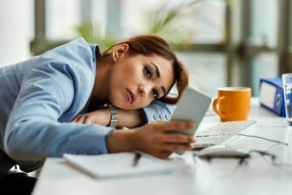femme enclin à la procrastination