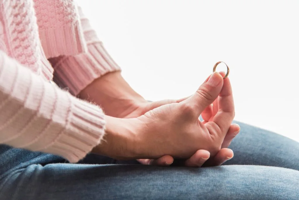 une femme plus riche que son mari retire son alliance pour divorcer