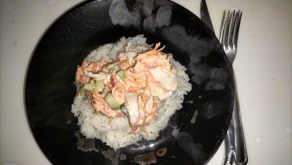 Une salade tahitienne servie dans une assiette noire