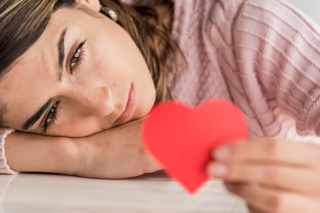 une adolescente triste suite à sa rupture sentimentale