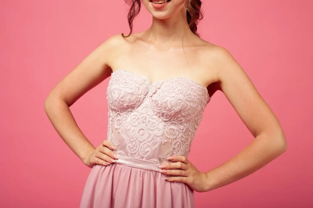 Robe bustier : idéale pour accentuer votre décolleté et vos épaules.
