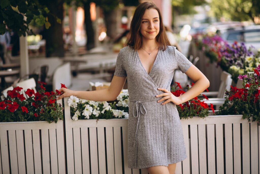 Robe cache-cœur : elle structure la silhouette avec un effet drapé flatteur.