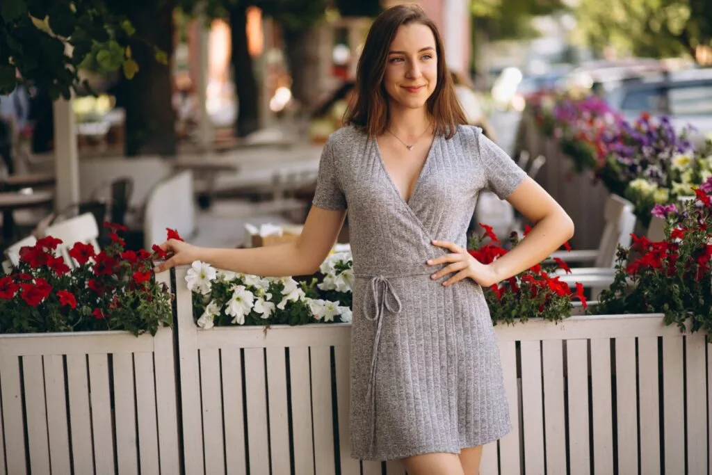 Robe cache-cœur : elle structure la silhouette avec un effet drapé flatteur.