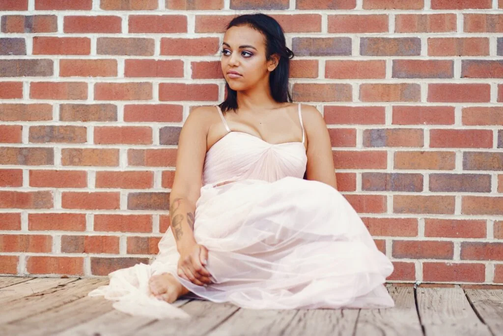 la robe empire sublime la poitrine et dissimule le bas du ventre