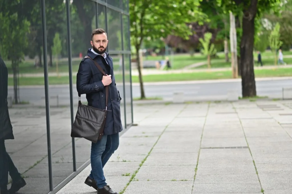 Un homme qui porte un sac pratique
