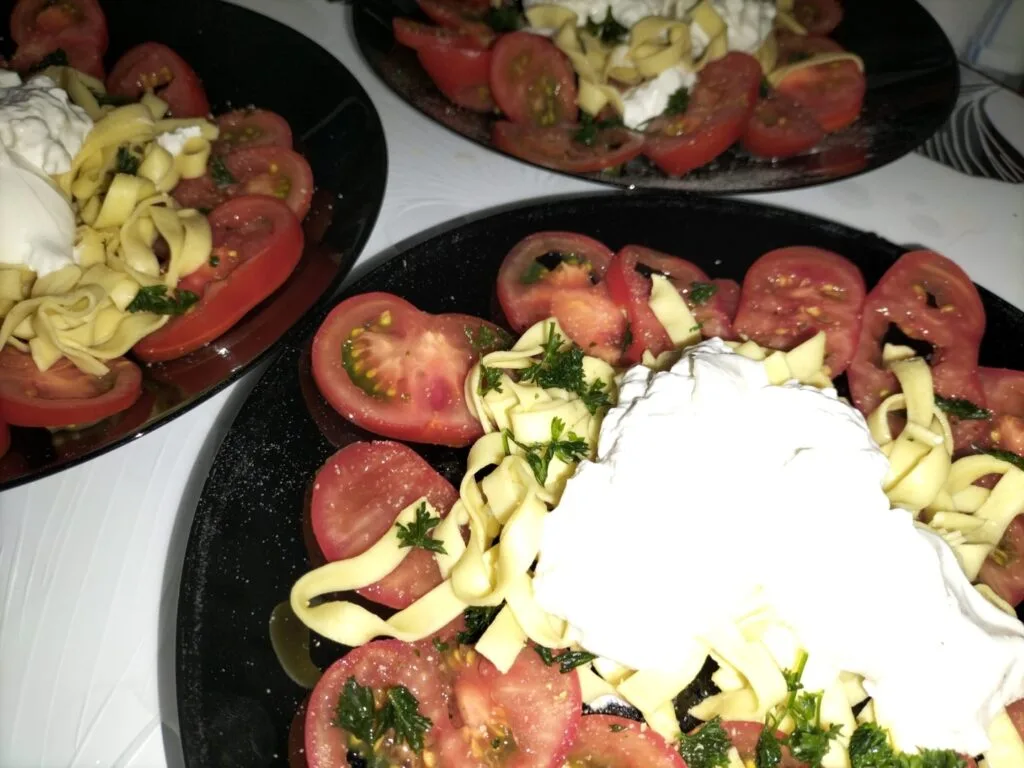 Assiette de tomates, burrata crémeuse et pâtes frâiches