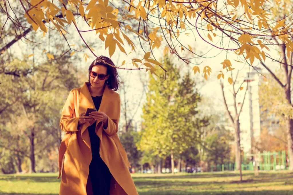 Une femme habillée tendance pour l'automne 2025